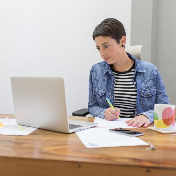 concentrated-businesswoman-looking-laptop-holding-pen Vacantes