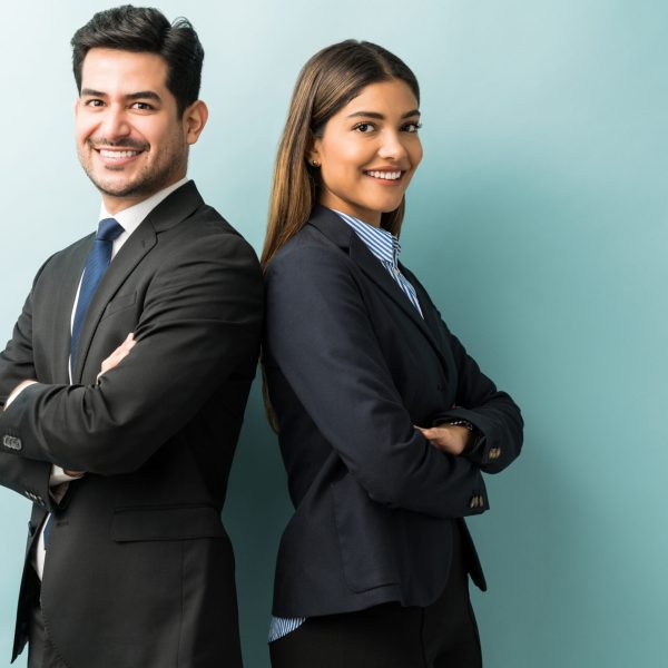 Business Colleagues Standing With Arms Crossed In Studio Diplomado en Dirección Comercial y Ventas