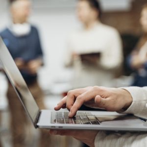 man-working-laptop-while-standing Cursos Especializados