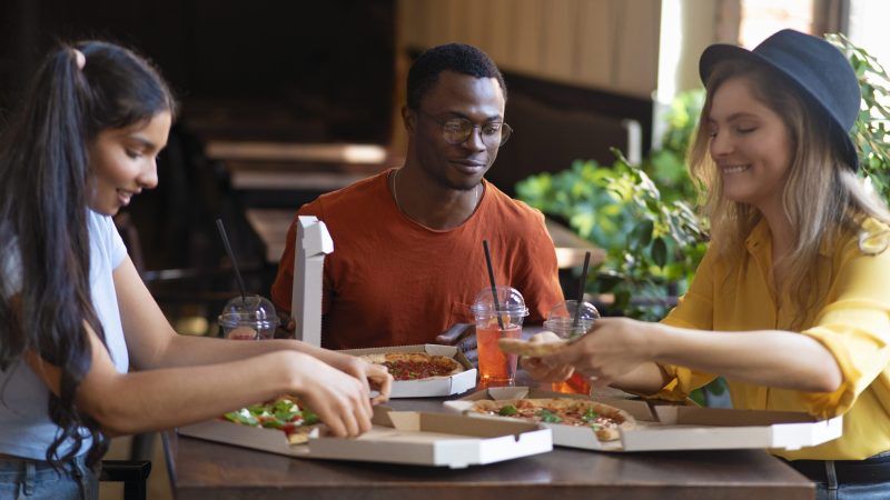 medium-shot-smiley-friends-eating-pizza Descuentos Comerciales