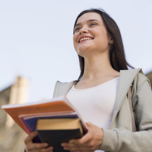 portrait-young-student-happy-be-back-university Solicitud de Becas