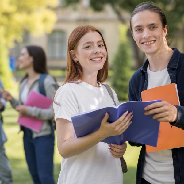 positive-university-students-smiling Eventos