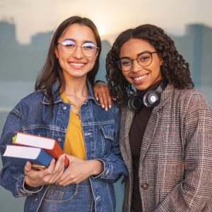 smiley-friends-posing-together-with-books Orientación Vocacional