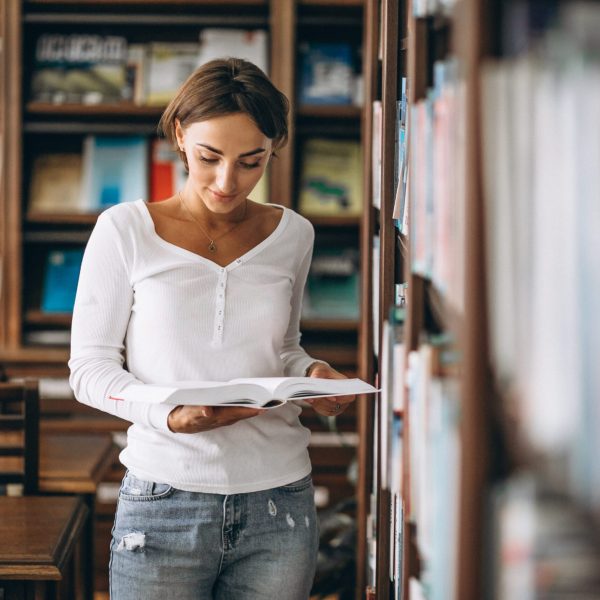 Student woman studying at the library Orientación Vocacional