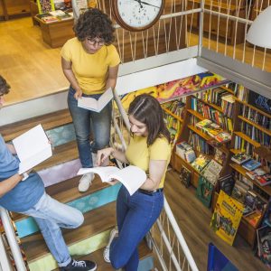 teenagers-studying-stairs-library Descuentos Comerciales
