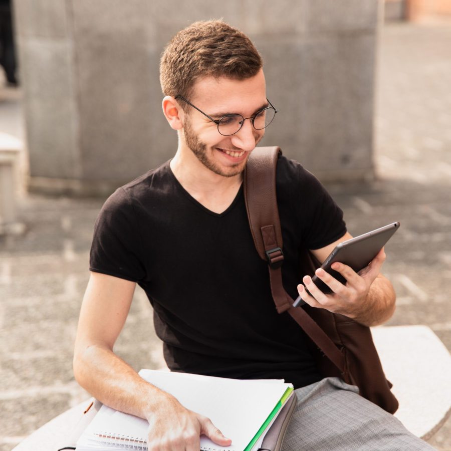 university-student-sitting-bench-smiling-tablet Eventos
