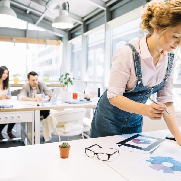 woman-with-diagrams-office Incubadora de empresas